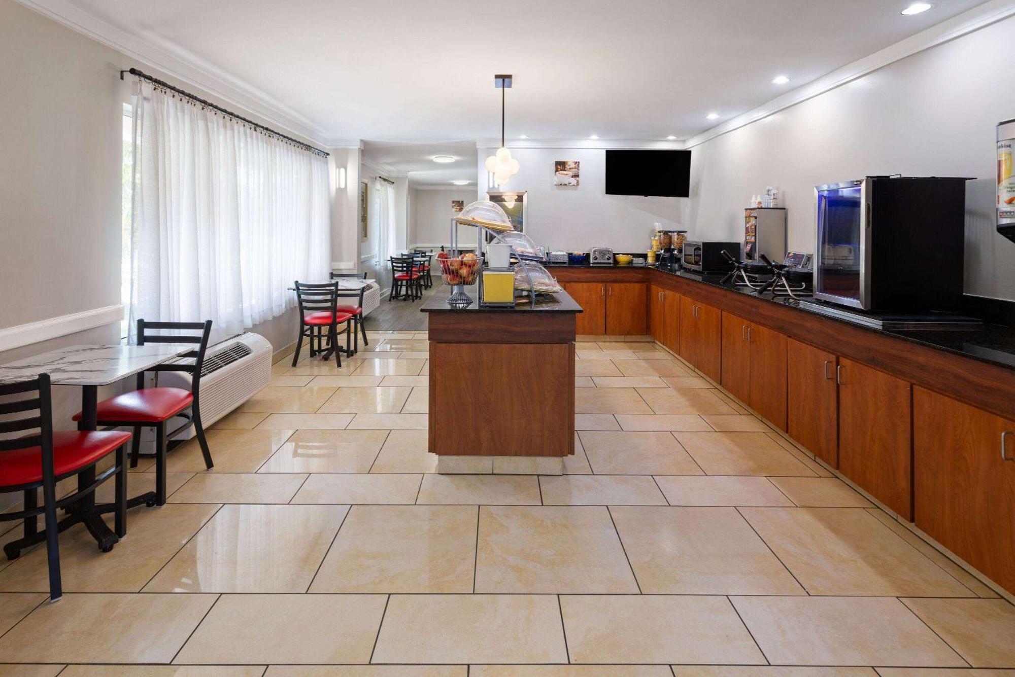 Days Inn By Wyndham Florence Near Civic Center Экстерьер фото